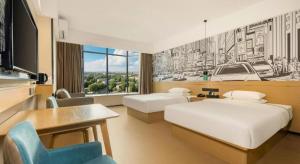 Cette chambre comprend deux lits, un bureau et une télévision. dans l'établissement City Comfort Inn Dandong Railway Station Yalu River Scenic Area, à Dandong 159 autres photos