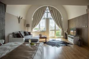 Postel nebo postele na pokoji v ubytování Villa Grande - Apartmány + 37 fotografií