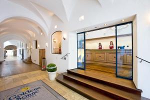 eine Lobby eines Ladens mit Treppen in einem Gebäude in der Unterkunft Hotel Goldene Sonne in Landshut