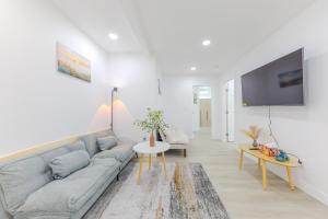 TV a/nebo společenská místnost v ubytování Cozy & Brand New 3BR Home in West Covina