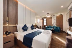 富国BayGi Phu Quoc Hotel的一间带大床和客厅的酒店房间