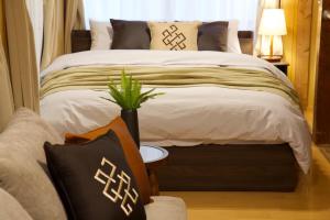 En eller flere senge i et værelse på Resort Villa N&N