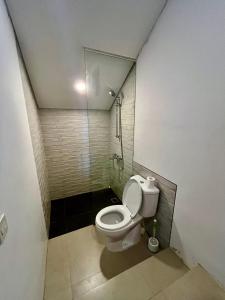 MantaakにあるVilla Vivian Dago Bandungのトイレとシャワー付きのバスルーム +5枚の写真