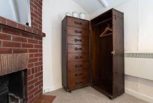une commode à côté d'un mur de briques dans l'établissement Railway Carriages, à Hinton Admiral Station