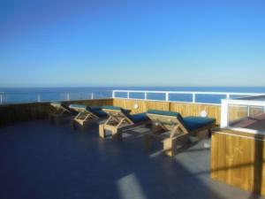 un balcón con mesas y sillas en un crucero en Atico Carabela by Spain2home, en Torrox Costa