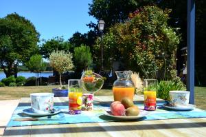 Una mesa de picnic con comida y bebidas. en Goh Lenn d'Er Ria, en Locoal 41 fotos más