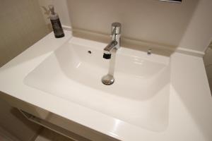 - Baño con lavamanos y grifo en Rest Collection Jingu Nijo Kyoto, en Kioto