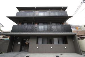Un edificio con un balcón en la parte superior. en Rest Collection Jingu Nijo Kyoto, en Kioto 27 fotos más