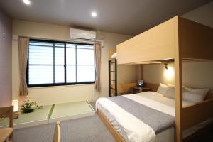 Un dormitorio con una litera y una ventana. en Rest Collection Jingu Nijo Kyoto, en Kioto