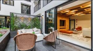 un patio al aire libre con sofá y sillas en Modern Apartment in Barranco with a Pool, en Lima