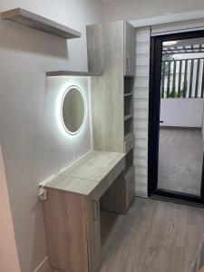 Una habitación con un banco con una ventana redonda. en Modern Apartment in Barranco with a Pool, en Lima