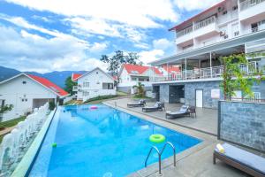 un'immagine di una piscina di fronte a un edificio di The Fog Munnar (Resort & Spa) a Munnar