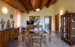 Телевизор и/или развлекательный центр в 3 Bedroom Lovely Home In Montedinove
