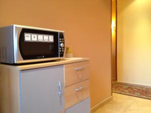 a microwave oven sitting on top of a cabinet at Hostal Aeropuerto in Madrid
