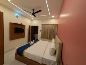 a bedroom with a bed with a ceiling fan at VISAI Retreat in Tiruvannāmalai