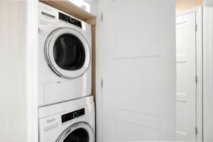 a washing machine and a dryer in a kitchen at Kapalua Bay 31G432B2 FREE CAR KBM Resorts in Honokahua