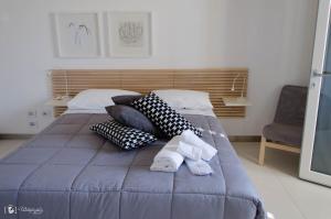 A bed or beds in a room at Rescio's Rooms