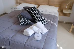 A bed or beds in a room at Rescio's Rooms