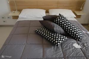 A bed or beds in a room at Rescio's Rooms