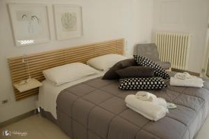 A bed or beds in a room at Rescio's Rooms