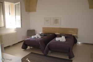 een woonkamer met een bank en een stoel bij Rescio's Rooms in Cavallino di Lecce