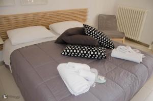 A bed or beds in a room at Rescio's Rooms