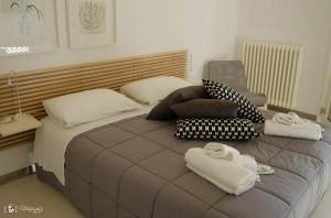 A bed or beds in a room at Rescio's Rooms