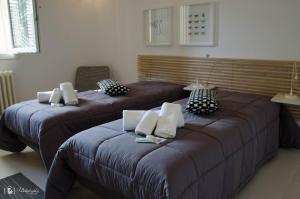 A bed or beds in a room at Rescio's Rooms