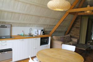 Een keuken of kitchenette bij La Jauchelle