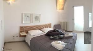 A bed or beds in a room at Rescio's Rooms