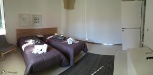 A bed or beds in a room at Rescio's Rooms
