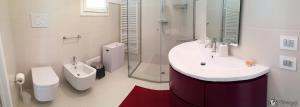 A bathroom at Rescio's Rooms