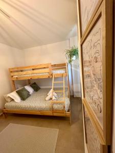 a room with a bunk bed in a room at El Capricho de la Hayuela in Ayuela