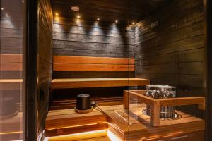 een houten sauna met een tafel in een kamer bij Levi Cranberry C 13 ski-in ski-out Visit Levi in Levi +20 foto's