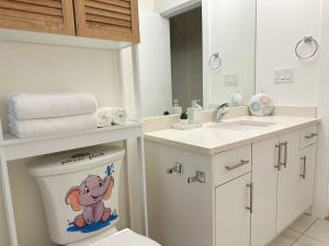 un bagno con un water con un adesivo a forma di scimmia sopra di Cozy Dreamscape a Surrey Altre 44 foto