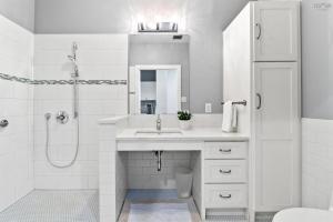 Ένα μπάνιο στο Large Luxury 2 Bedroom Unit