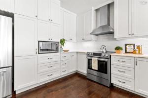 Η κουζίνα ή μικρή κουζίνα στο Large Luxury 2 Bedroom Unit +2 φωτογραφίες
