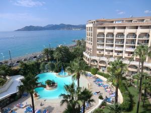 uma vista aérea do hotel e do oceano em Cannes - view Cap Esterel em Cannes