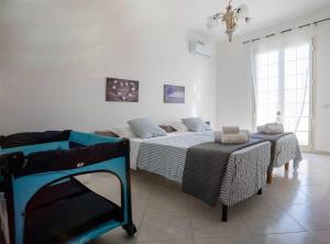 Ένα ή περισσότερα κρεβάτια σε δωμάτιο στο Villa Luxe Heated hydromassage mini-pool WI-FI P-Privato AC Garden Patio BBQ Near the Sea