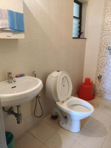 Un baño de Cozy 2bhk with sunrise view
