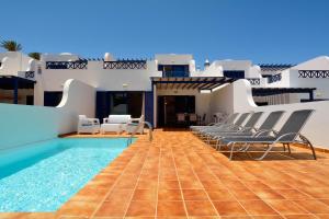 uma piscina no telhado de uma casa em Villa Oasis em Playa Blanca