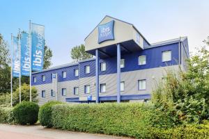a blue building with a sign in front of it at ibis budget Bremen City Süd in Bremen