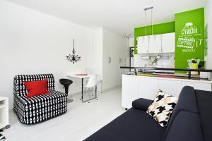 salon z kanapą i stołem w obiekcie Studio Apartment Vanda w mieście Umag