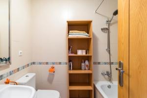 Bilik mandi di Apartamento San Juan Cuchía +16 gambar