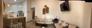 una sala de estar con un sofá y una mesa en Dunamar Beach House, en Los Órganos