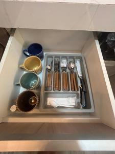 un cajón lleno de utensilios y otros utensilios en Dunamar Beach House, en Los Órganos