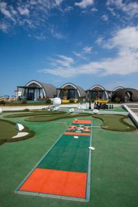 een uitzicht op een golfbaan met mensen die op de greens spelen bij Caspi Mayr in Baku