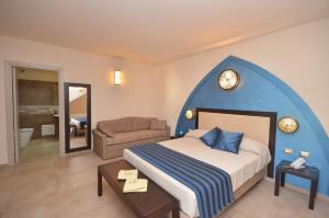 圣维托罗卡波RIAD Comfort Rooms的一间卧室配有一张蓝色圆顶大床