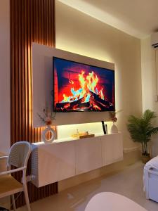 Una televisión o centro de entretenimiento en Casa Eloise - SMDC Wind Residences, Tagaytay