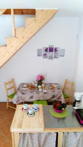 une salle à manger avec une table et un escalier dans l'établissement Agriturismo Bosco Fiorito, à Muggia